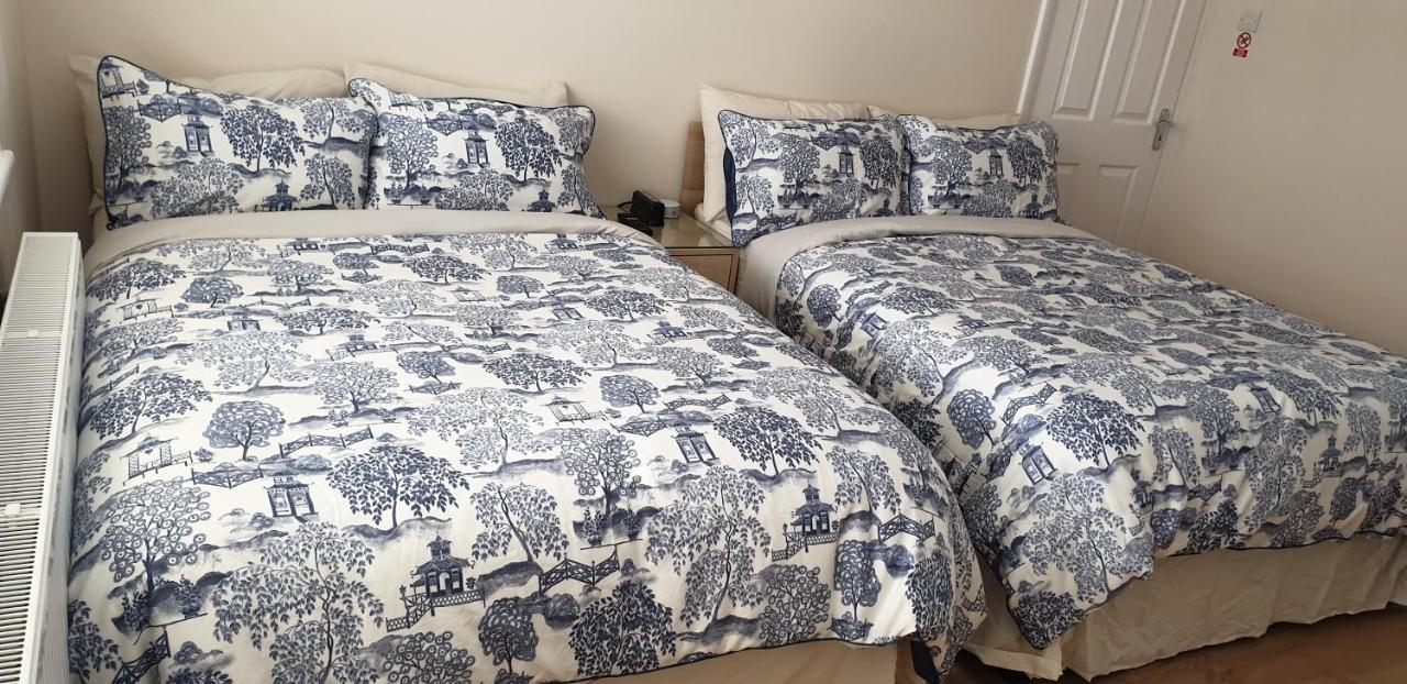 Luxury 3 Bedroom Flat 1min Walk From Underground, With Free Parking Sleeps X10 * Londen