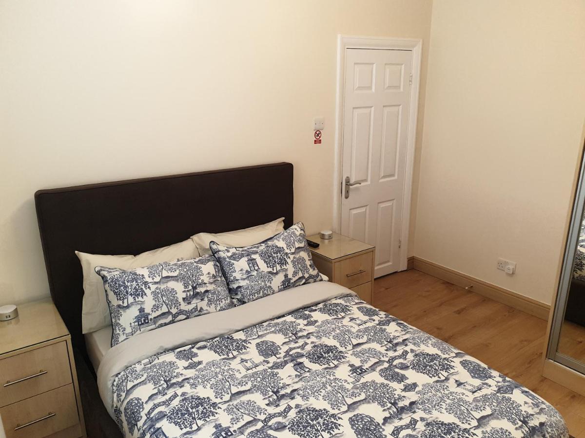 Appartement Luxury 3 Bedroom Flat 1min Walk From Underground, With Free Parking Sleeps X10 Londen