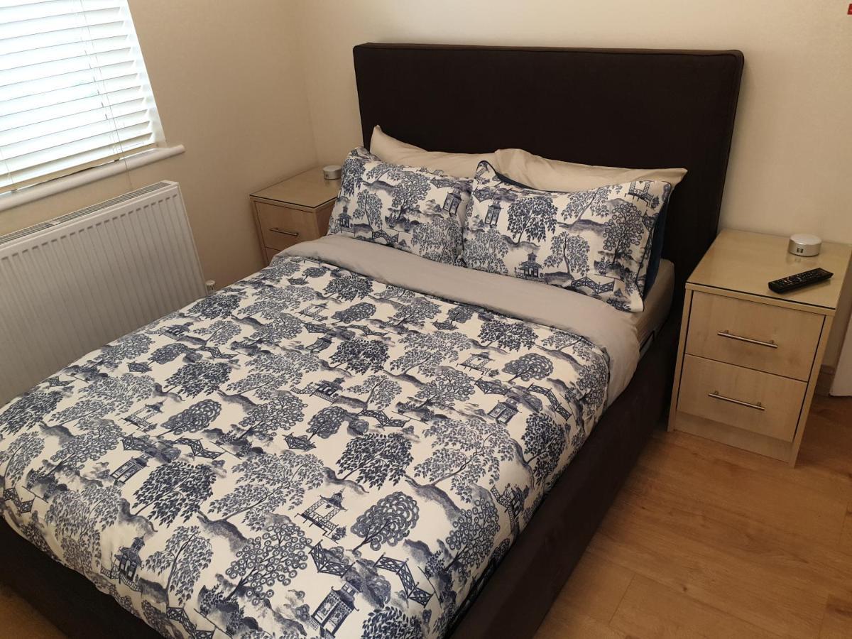 Luxury 3 Bedroom Flat 1min Walk From Underground, With Free Parking Sleeps X10 Appartement