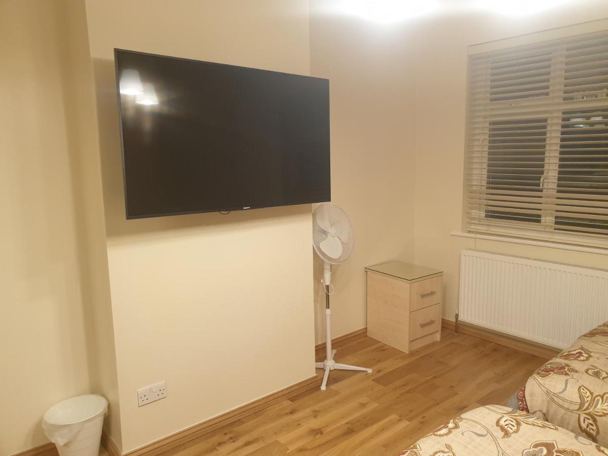 Luxury 3 Bedroom Flat 1min Walk From Underground, With Free Parking Sleeps X10 Londen