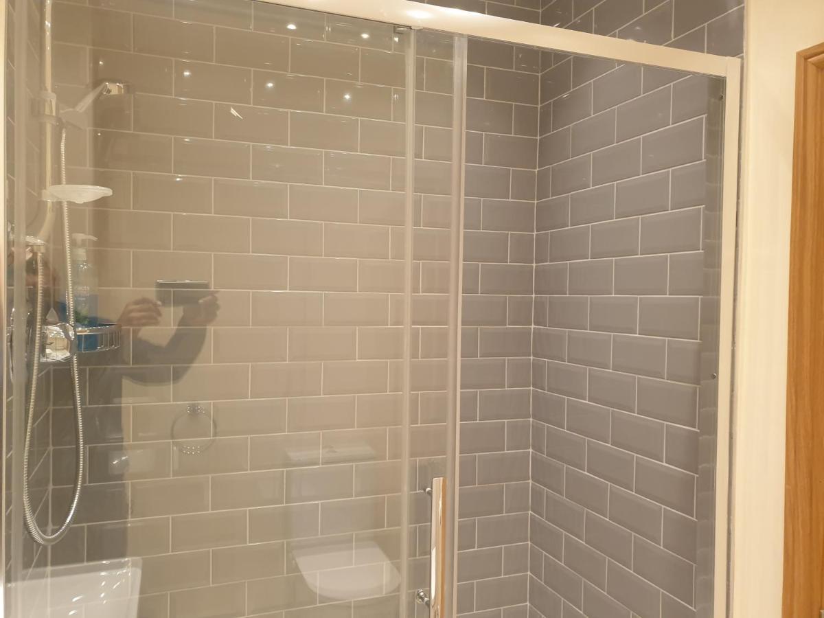 Appartement Luxury 3 Bedroom Flat 1min Walk From Underground, With Free Parking Sleeps X10 Londen
