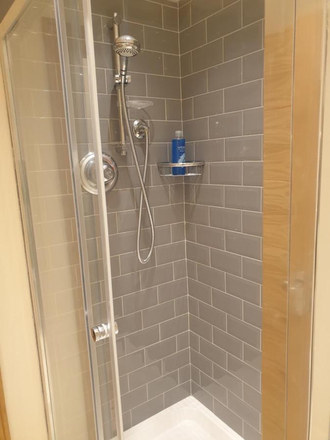Luxury 3 Bedroom Flat 1min Walk From Underground, With Free Parking Sleeps X10 Appartement *
