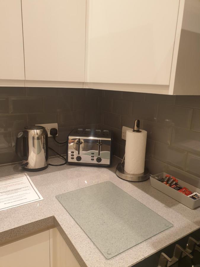 Luxury 3 Bedroom Flat 1min Walk From Underground, With Free Parking Sleeps X10 Londen